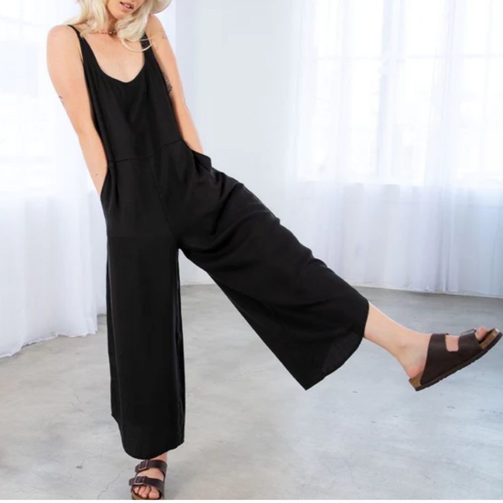 - 33 Fabulous Solid Sleeveless V-neck Jumpsuit